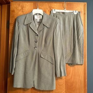 Jones New York, Women’s Suit, Lightweight, Black, Size 4P, Made in USA.